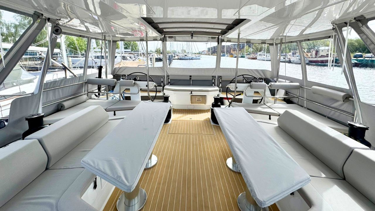 Cockpit der Hanse 590
