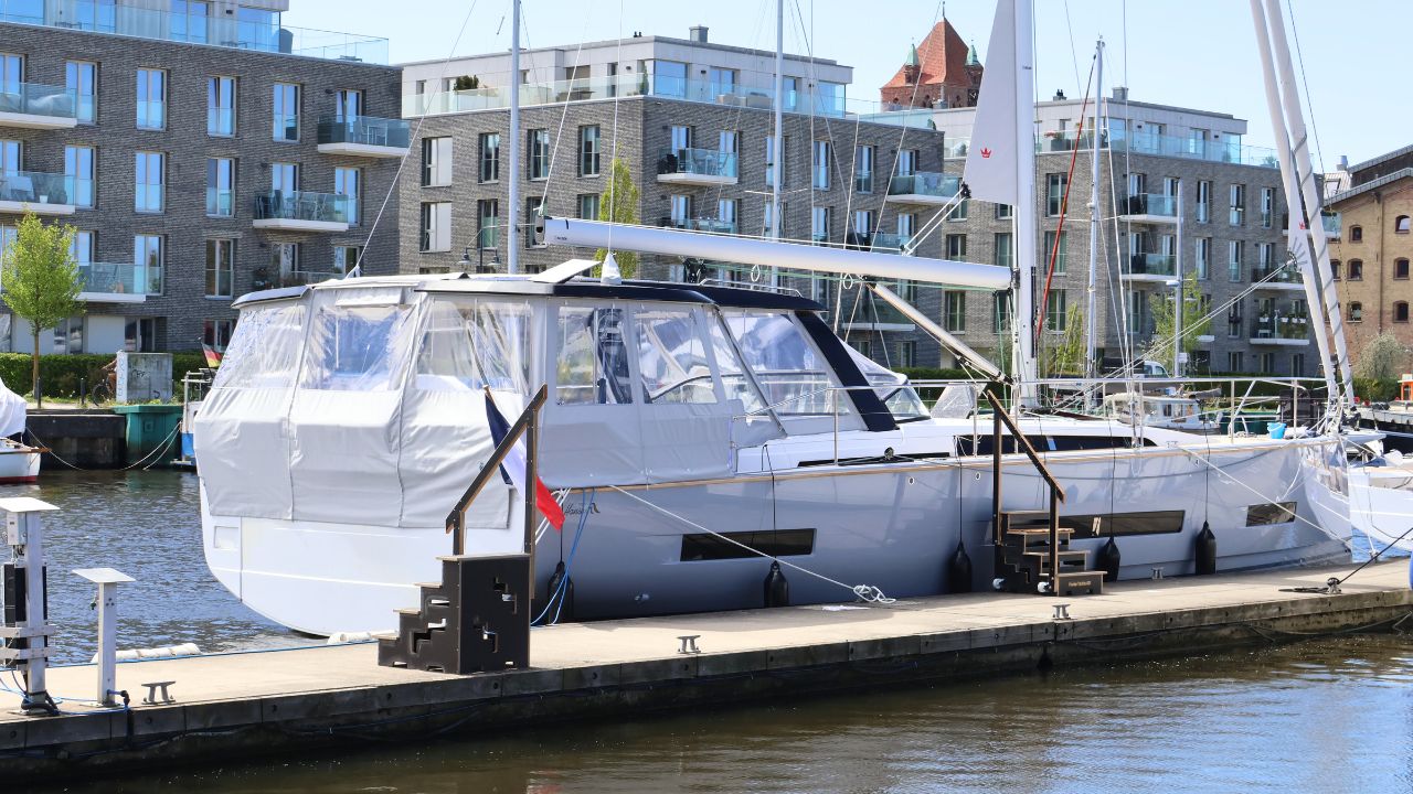 Hanse 590 mit Kuchenbude