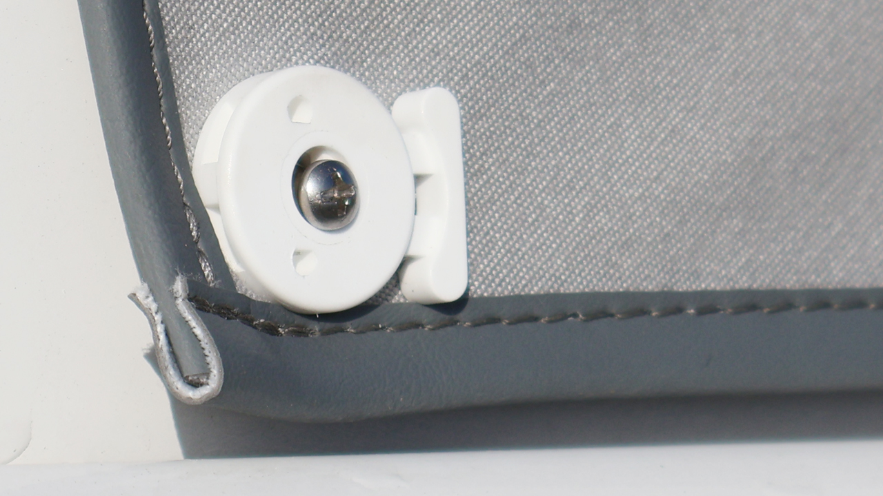 Druckknopf an einer Sprayhood