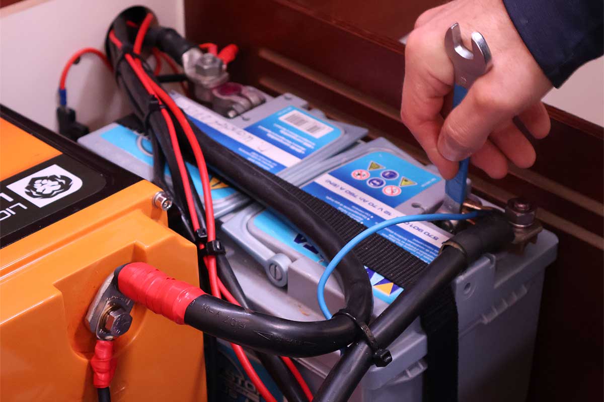 Batterien abklemmen und einlagern