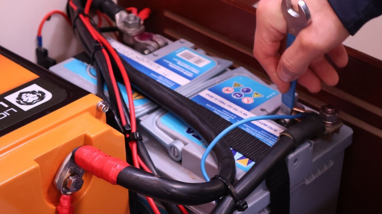 Batterieanschlüsse kontrollieren