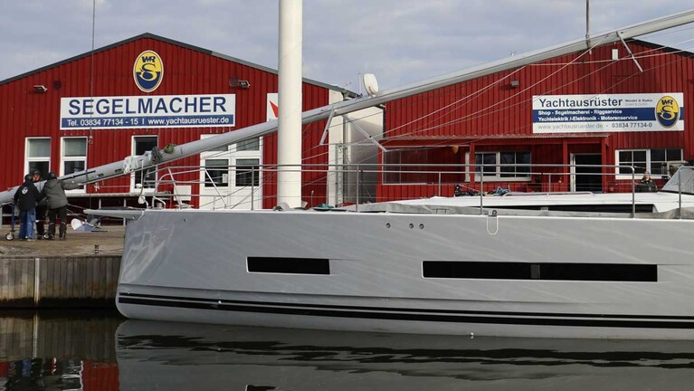 Neues Flaggschiff Hanse 590 ist aufgeriggt