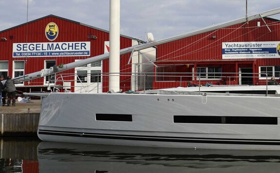 Neues Flaggschiff Hanse 590 ist aufgeriggt