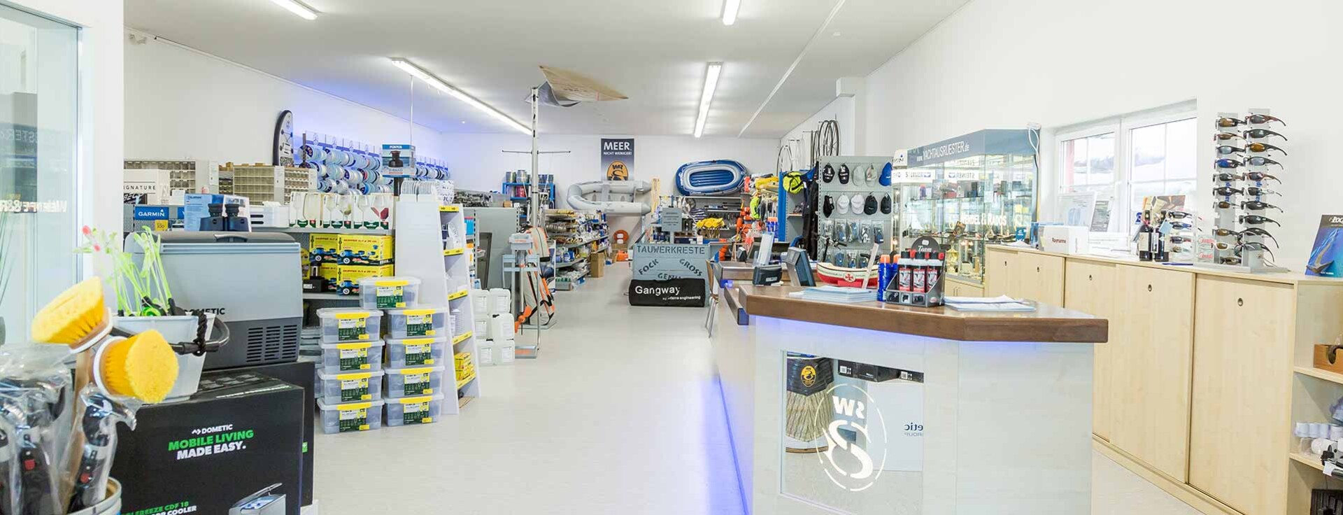 Innenansicht vom Shop mit Tresen und Regalen