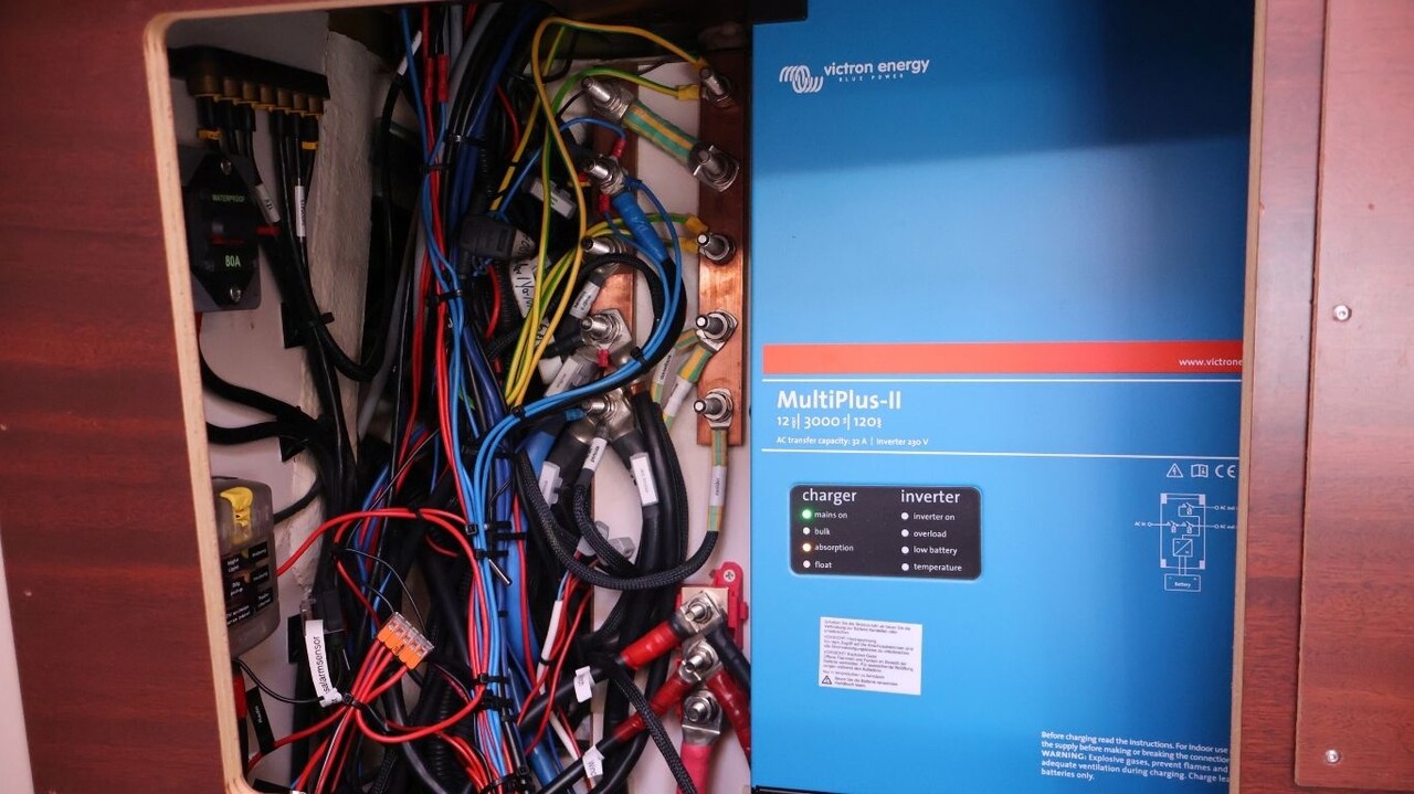 Beschriftete Kabel helfen an Bord